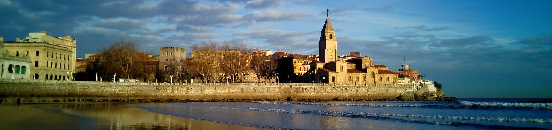 La iglesia de San Pedro, situada junto a la playa de San Lorenzo de Gijón