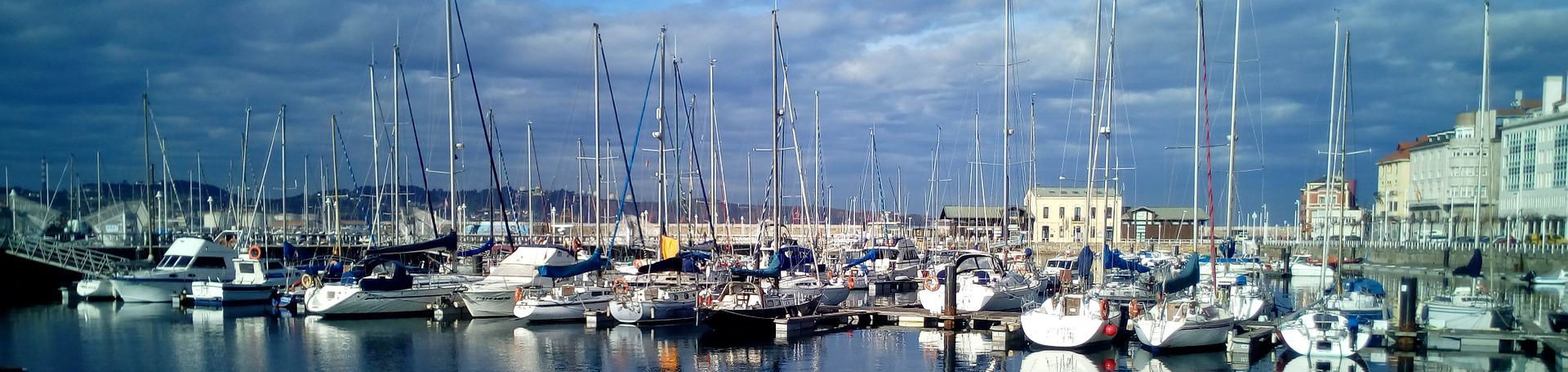 El puerto deportivo de Gijón, con los barcos amarrados en el muelle