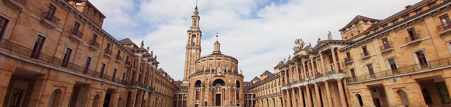Vista panorámica de la universidad laboral desde la puerta de entrada